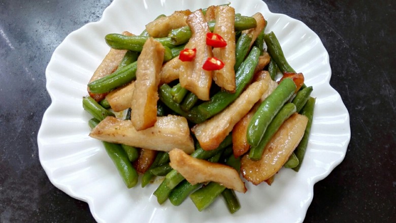 猪颈肉炒四季豆,装盘,放上小米辣点缀
