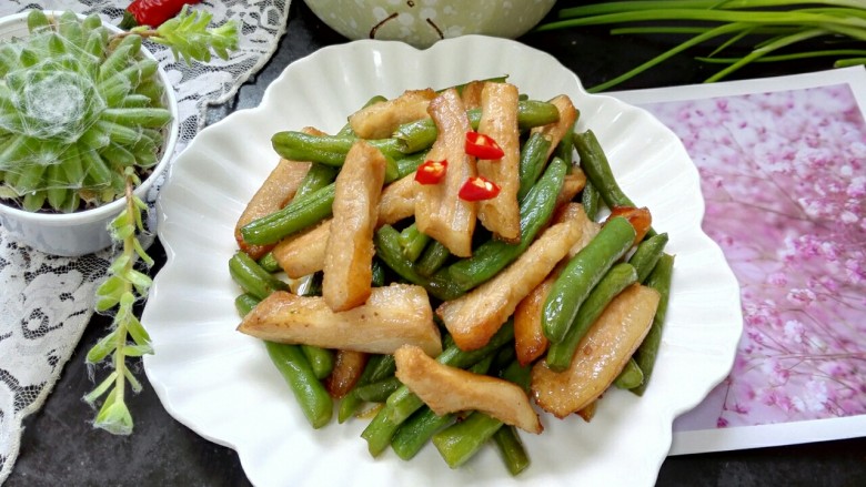猪颈肉炒四季豆,拍上成品图,一道美味的猪颈肉炒四季豆就完成了。