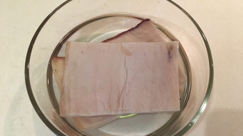 鱿鱼羹面/肉羹面,泡水4小时,期间请记得勤换水…这只鱿鱼很咸😂