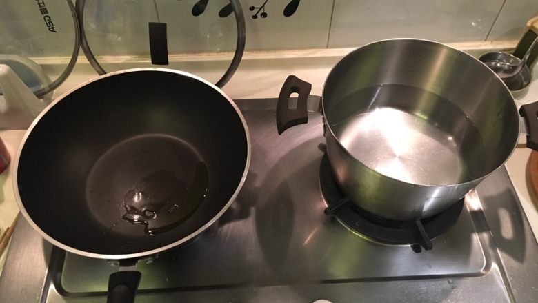 鱿鱼羹面/肉羹面,准备两个锅,炒锅放油烧热,汤锅水烧开等等烫面用