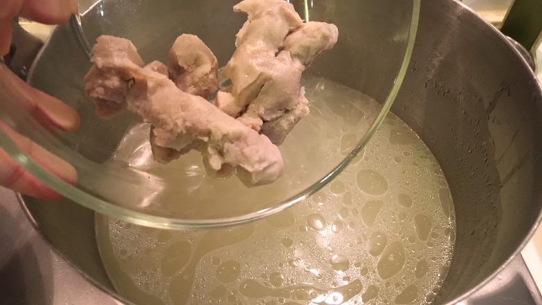 鱿鱼羹面/肉羹面,烫面的热水继续使用,放肉羹煮热