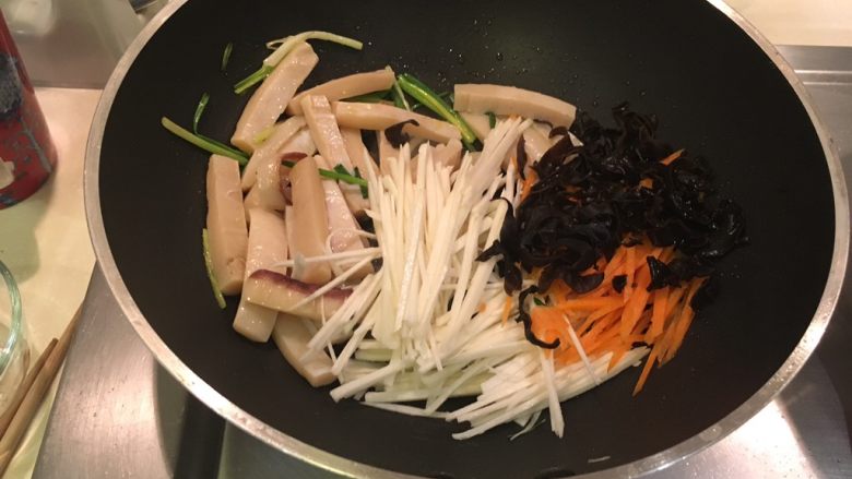 鱿鱼羹面/肉羹面,放笋丝、红萝卜丝、木耳丝,大火炒到香味溢出