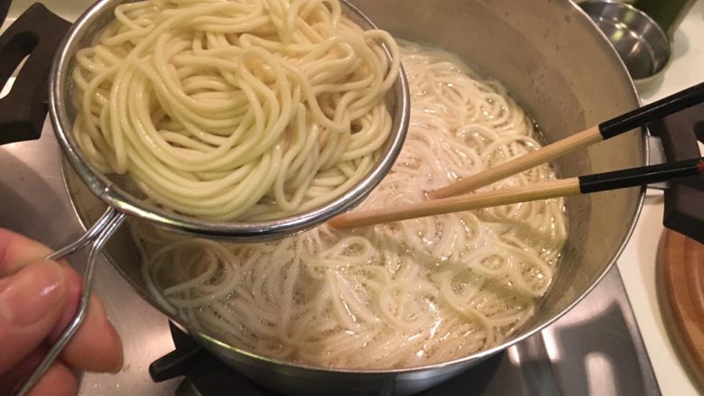 鱿鱼羹面/肉羹面,油面也好了!捞起盛放大碗里