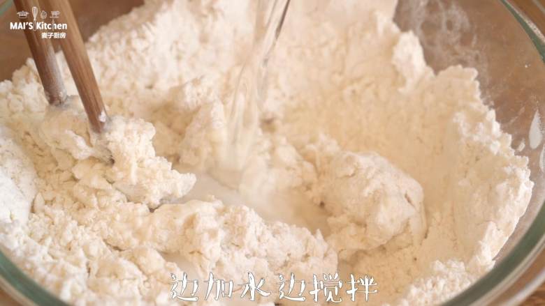 自制金黄酥脆的油条,健康又美味~,边搅拌边加入<a style='color:red;display:inline-block;' href='/shicai/ 156925'>水</a>,搅拌均匀
