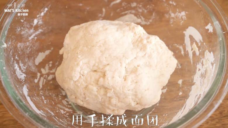 自制金黄酥脆的油条,健康又美味~,上手揉成面团。