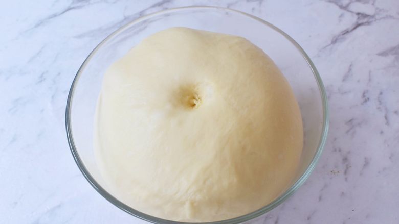 豆沙吐司面包,手指戳面团一小洞,不反弹不回缩即发酵成功