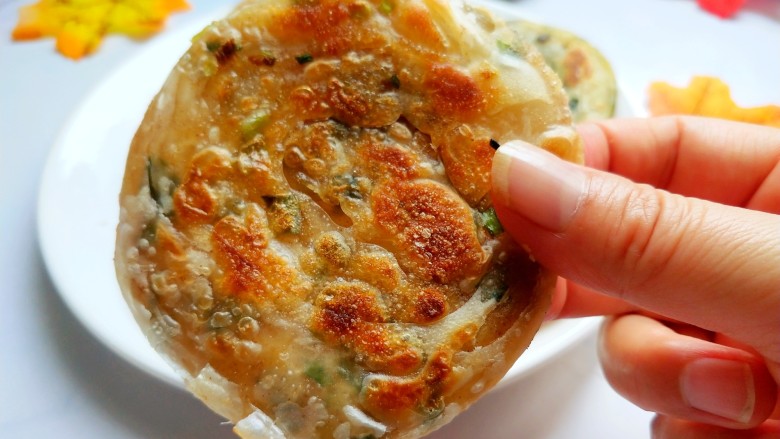 饺子皮葱油饼,美美图片来一张,特别香,特别酥脆!