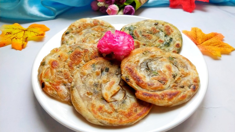 饺子皮葱油饼,装盘,非常香酥好吃!