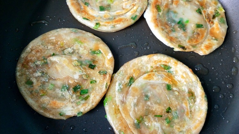 饺子皮葱油饼,两面煎黄就可以啦!