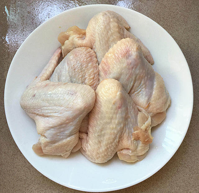 泰式香辣风味烧鸡翅,准备鸡全翅。(土豪也可以全部换成鸡中翅哈)