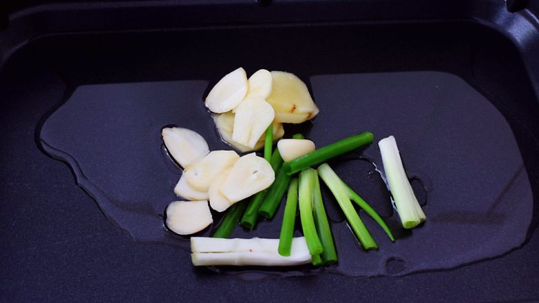红酒牛腩,另起锅倒入适量的食用油烧热,放入葱姜蒜爆香