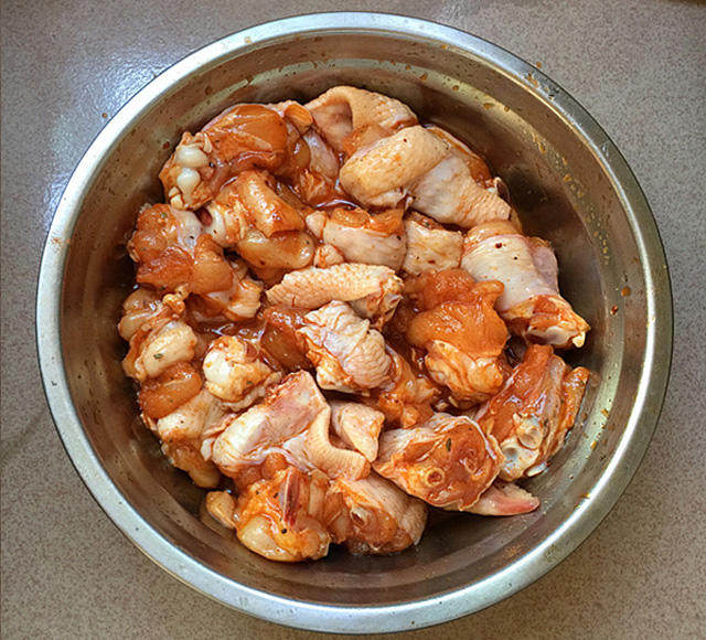 泰式香辣风味烧鸡翅,加入cook100泰式香辣腌料,清水,少量料酒水,用手抓匀后腌制30分钟