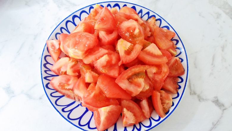 红酒牛腩,<a style='color:red;display:inline-block;' href='/shicai/ 59'>番茄</a>洗净在顶部切十字,放入开水中烫一分钟取出去皮,再切成小块