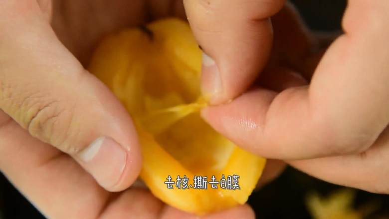 好喝的甜汤,润肺止咳,去核、撕去白膜。