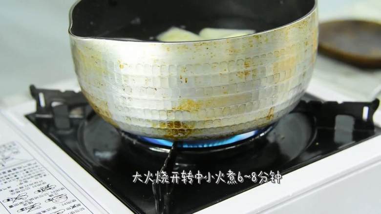 好喝的甜汤,润肺止咳,大火烧开转小火煮6~8分钟。