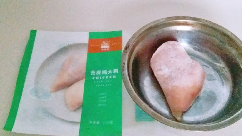 豇豆酿鸡蓉,鸡肉解冻中