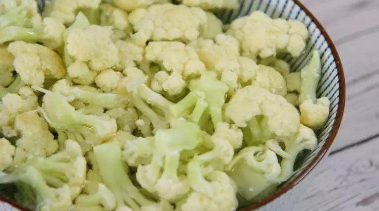 简单又好吃的家常炒花菜,用手撕炒出来味道更好,不信你可以试试,花菜去根部,掰小朵,放清水清洗