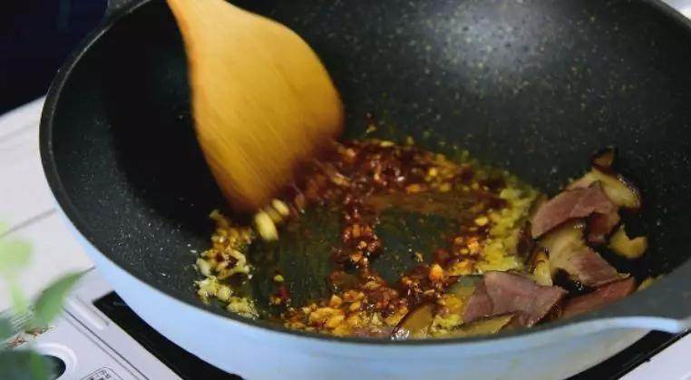 简单又好吃的家常炒花菜,用手撕炒出来味道更好,不信你可以试试,放入姜蒜沫,豆瓣酱炒匀
