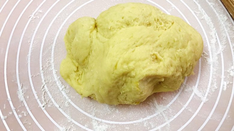 红薯鸡蛋小饼,揉面垫上撒上干粉,取出面团揉匀排气