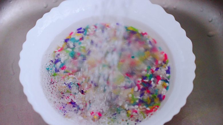 红枣花生五彩饭,先把浸泡好的五彩米和大米,糯米冲洗干净。