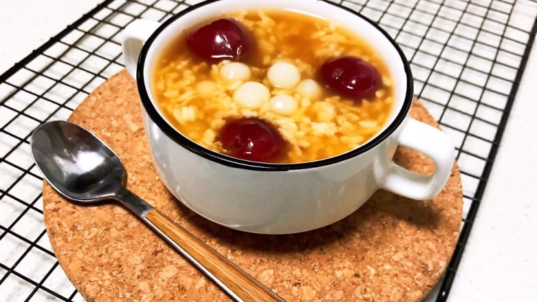 醪糟樱桃小圆子,醪糟樱桃小圆子香甜软糯,有淡淡的米酒味道,还有糯糯的小圆子和甜甜的大樱桃,好吃又好看,营养又美味~