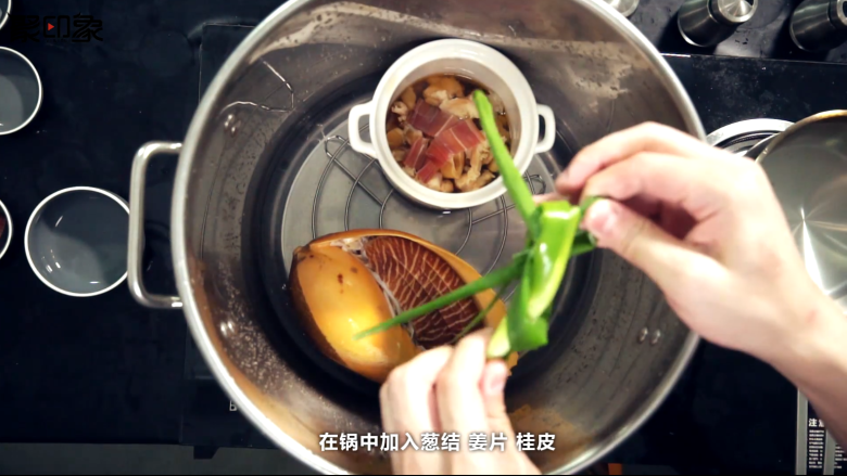 终极魔改佛跳墙,最后加入葱结,姜片,桂皮,倒上少量黄酒,大火烧开后转小火慢炖1小时。