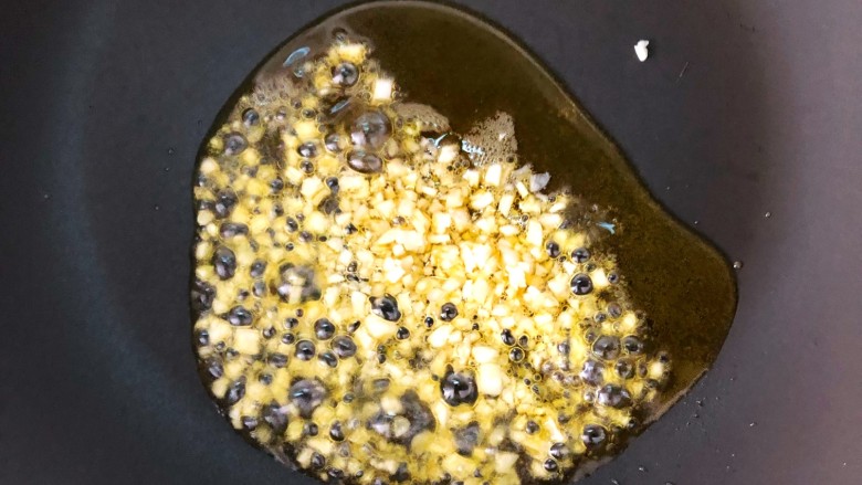 酱汁杏鲍菇,起锅烧油,倒入蒜末炒出香味。