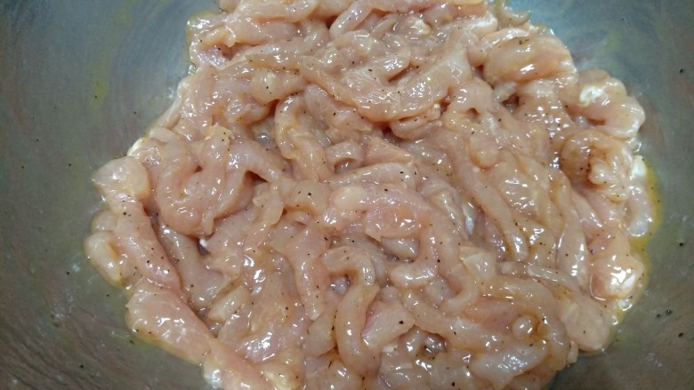 京酱肉丝,<a style='color:red;display:inline-block;' href='/shicai/ 4430'>里脊肉</a>切丝，加水淀粉，盐，<a style='color:red;display:inline-block;' href='/shicai/ 756'>鸡精</a>调匀静置10分钟
