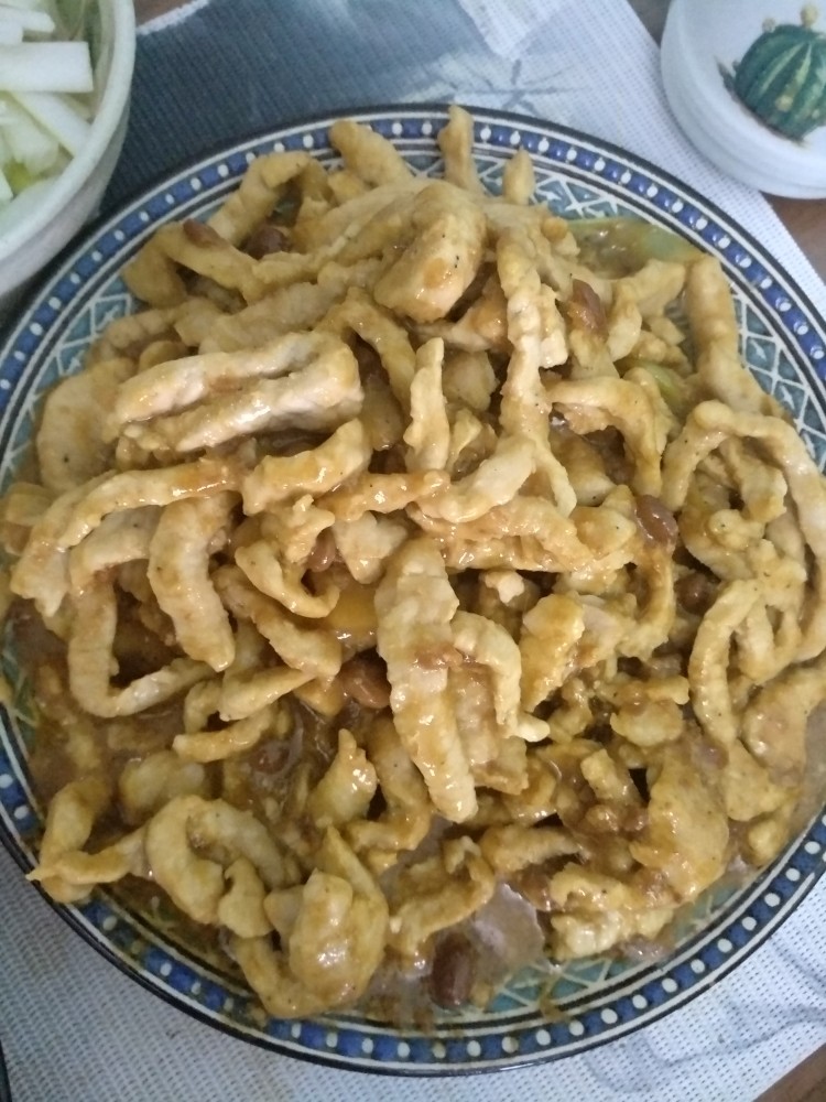 京酱肉丝,里脊肉丝下锅炒至发白
<a style='color:red;display:inline-block;' href='/shicai/ 712'>甜面酱</a>+<a style='color:red;display:inline-block;' href='/shicai/ 718'>料酒</a>+鸡精+糖+葱<a style='color:red;display:inline-block;' href='/shicai/ 37'>姜</a>水烧制粘稠
下肉丝翻炒出锅
