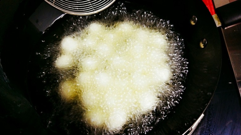 红烧鹌鹑蛋,锅中倒油,油热后加入沥水的鹌鹑蛋
