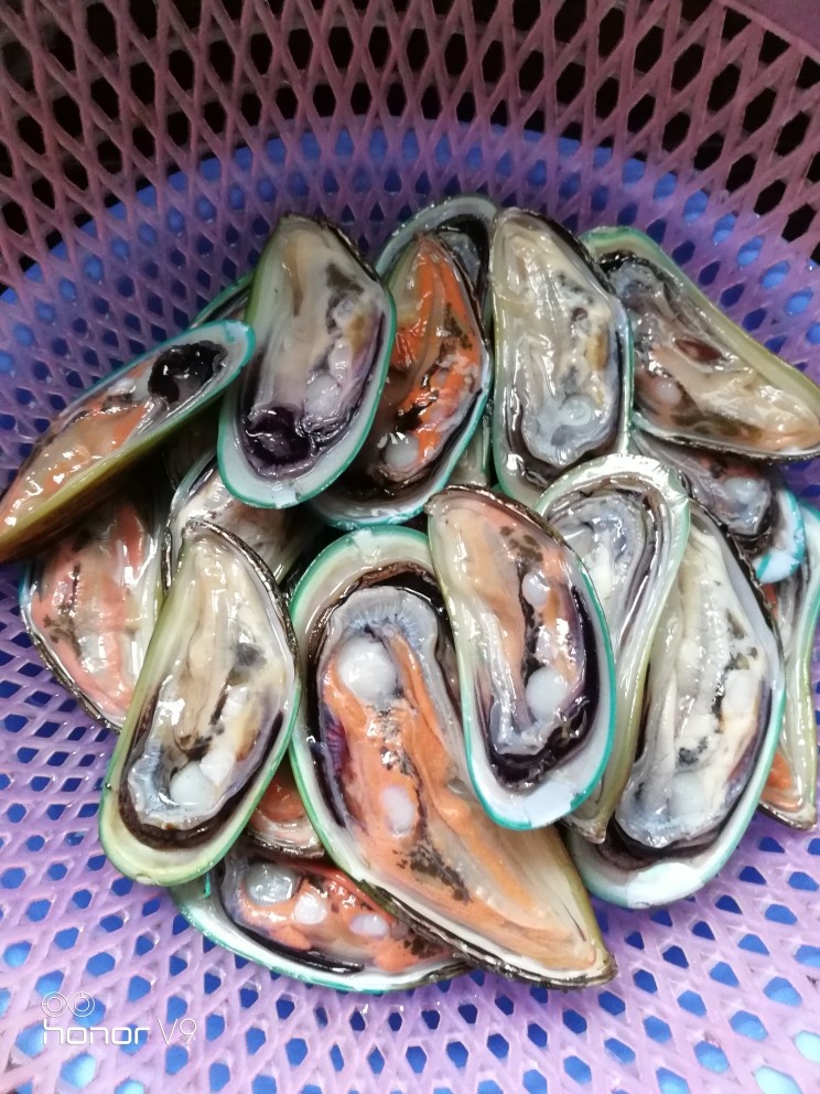 青口蒸粉丝,洗干净,沥干