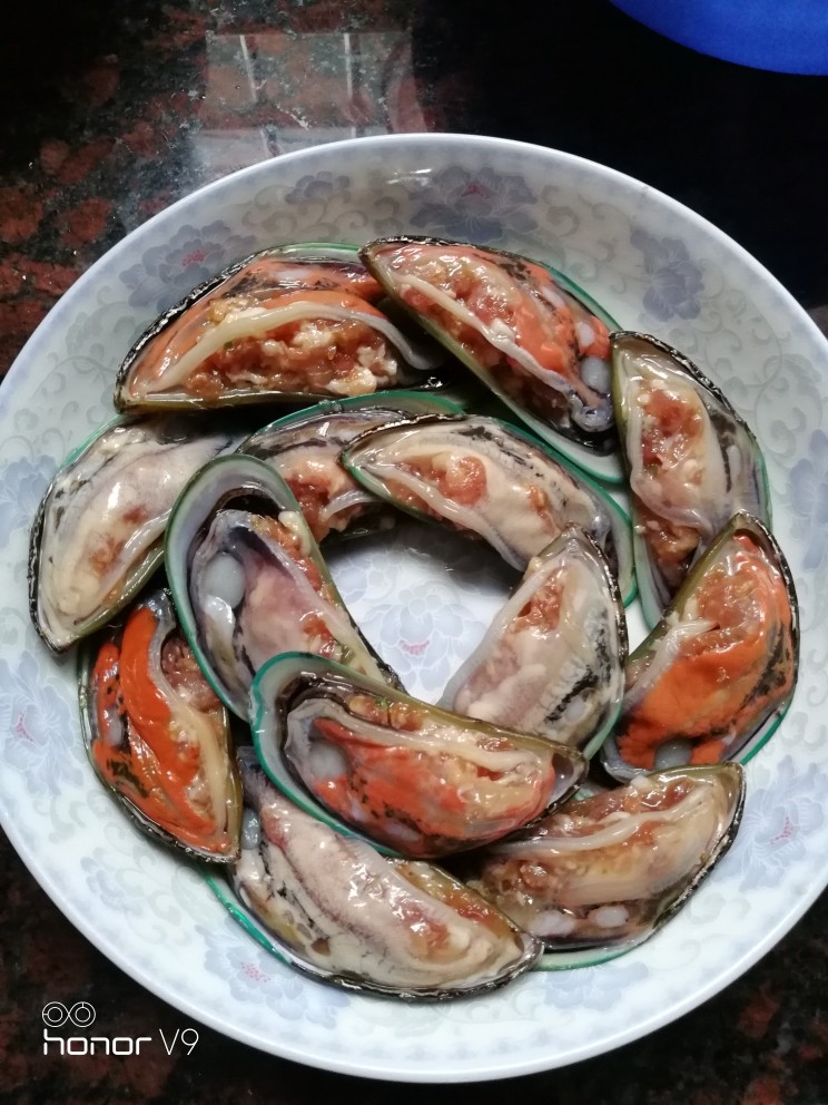 青口蒸粉丝,塞好肉糜的青口,摆盘。