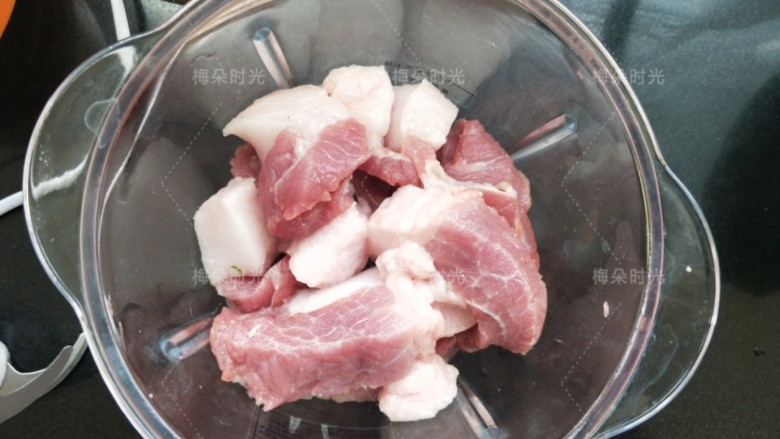 烟熏豆皮肉卷,猪肉切小块。7瘦3肥的最好。重量我也没称。大概500克左右。也可以从超市直接买搅好的肉馅。