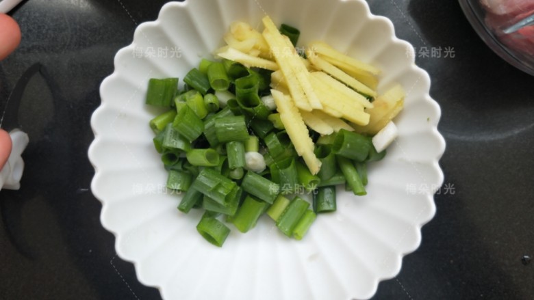 烟熏豆皮肉卷,切一些葱,姜。