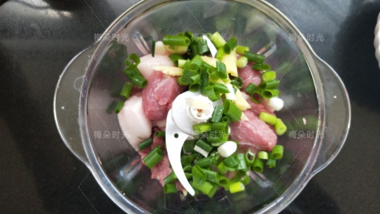 烟熏豆皮肉卷,猪肉,葱姜都放绞肉机里面。绞成肉糜。