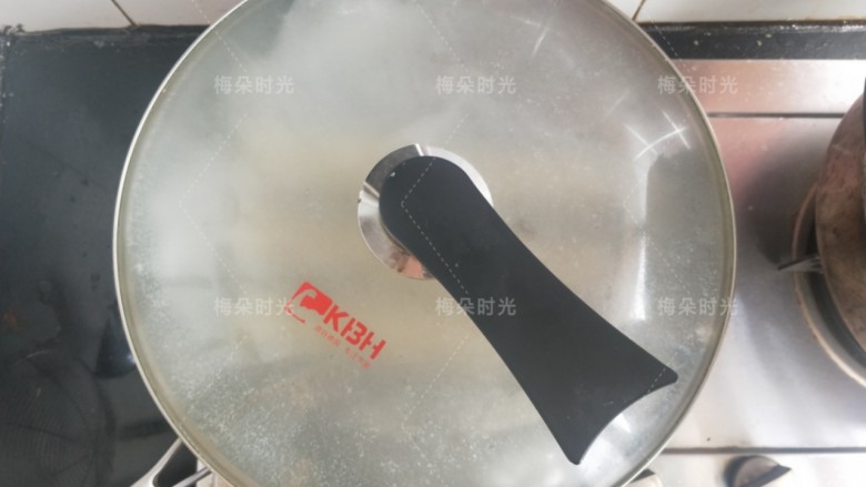 烟熏豆皮肉卷,盖上锅盖。中火加热。过一会开始冒白色烟雾,然后变成黄色烟雾,这时候关火。不要打开锅盖。焖一分钟。