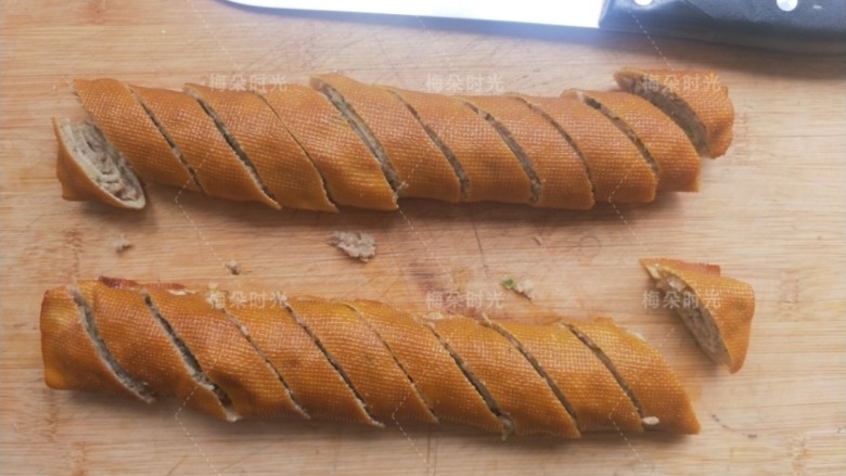 烟熏豆皮肉卷,取出,斜刀切成等宽的厚片。