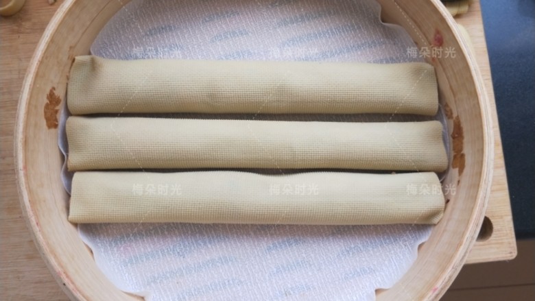 烟熏豆皮肉卷,卷好三个,放进蒸锅。蒸20分钟。