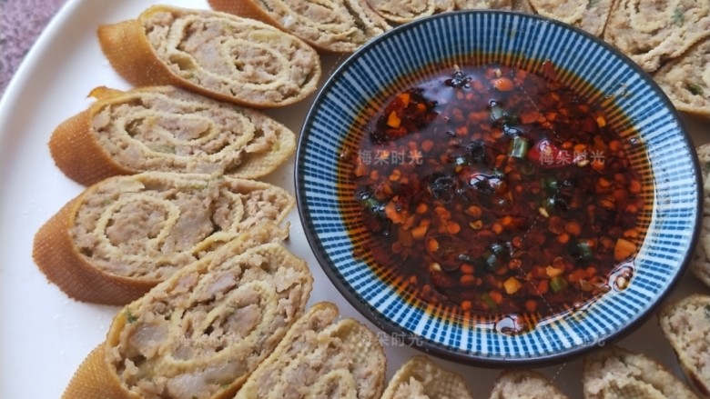 烟熏豆皮肉卷,调一个蘸料,蘸着吃更好吃。生抽,醋,鸡精,白胡椒粉,辣椒油,香油,混合均匀即可。
