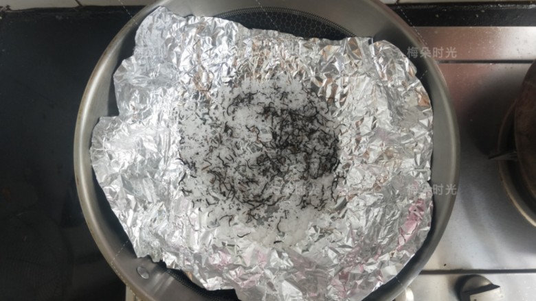 烟熏豆皮肉卷,炒锅内铺一张锡纸。直接铺,底下不需要加水油之类的东西。然后放大约20克白糖,少许茶叶,我随手抓了点金骏眉茶叶。不加茶叶也可以。