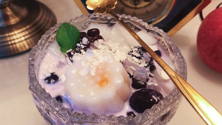 紫薯芋圆,随意搭配(芋圆+蜜豆+牛奶+椰果粒+牛奶凉糕+巧克力碎)
