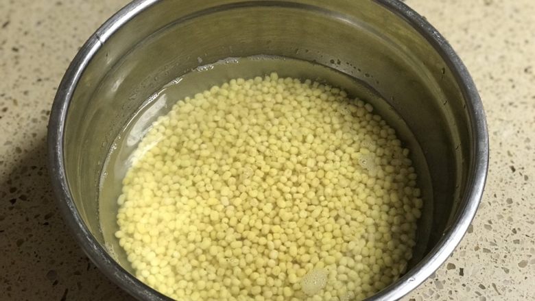 奶香绿豆糕,去皮绿豆洗净泡2小时以上,时间越长越容易蒸烂。