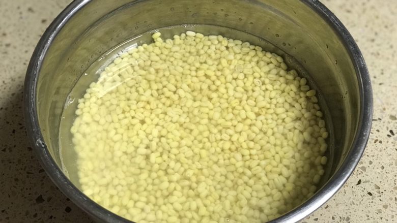 奶香绿豆糕,泡好的绿豆颗粒饱满,水要多放些以免绿豆泡的过程中水份吸干。