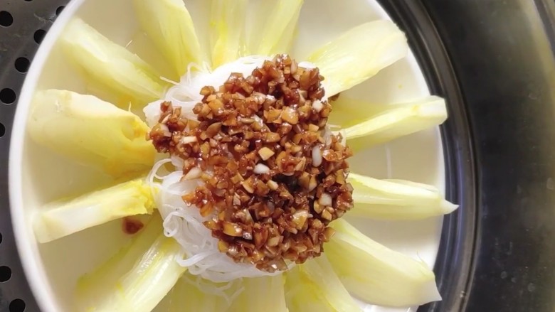 蒜蓉粉丝娃娃菜,浇在粉丝上,蒸锅上气后放入蒸八分钟出锅
