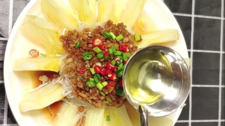 蒜蓉粉丝娃娃菜,放上<a style='color:red;display:inline-block;' href='/shicai/ 864'>蒸鱼豉油</a>,青红椒末,葱末,浇上热油即可