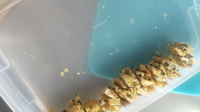 沙琪玛,切成小块,香甜酥脆的沙琪玛完成