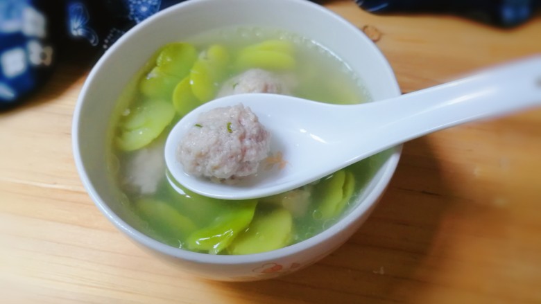 蚕豆仁汆汤丸子,丸子嫩滑可口