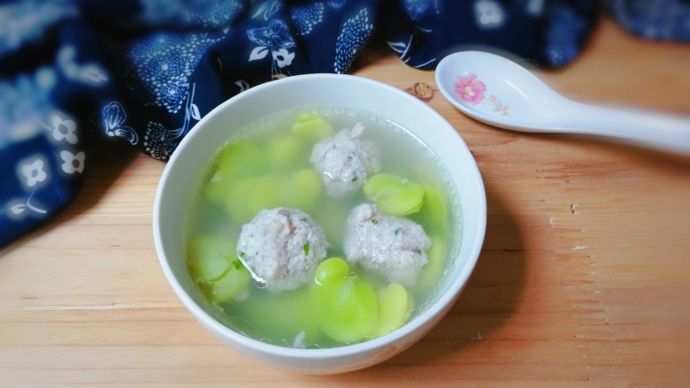 蚕豆仁汆汤丸子,出锅盛入汤碗