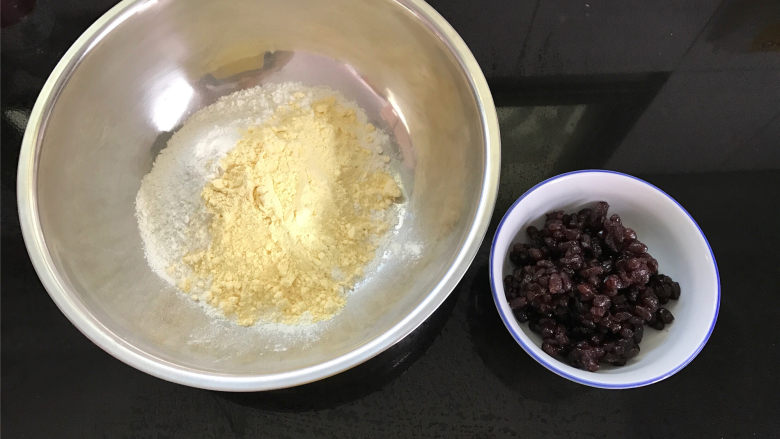 玉米面蜜豆卷,准备好材料。