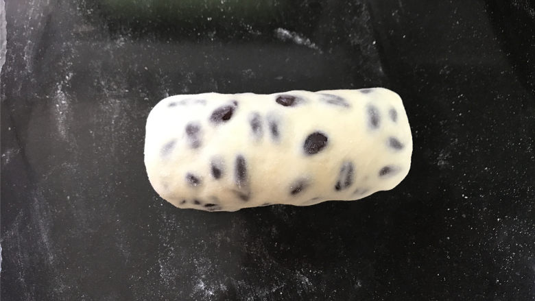玉米面蜜豆卷,然后从上往下轻轻卷起来,同样的方法把10个剂子全部做好。
